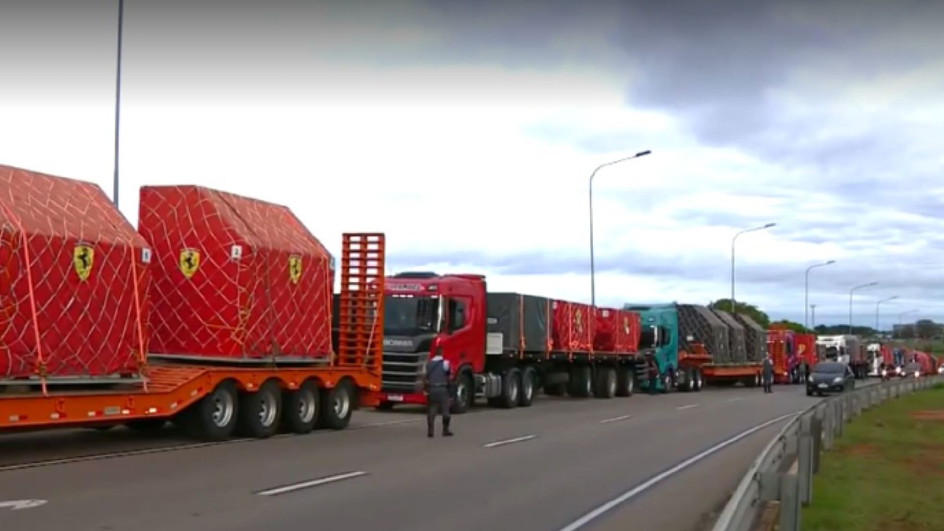 Carregamento da Ferrari fica preso em São Paulo - Transmissão EPTV