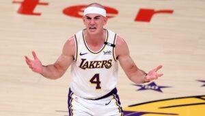 Alex Caruso irritado com marcação de falta durante jogo contra o Phoenix Suns - Getty Images