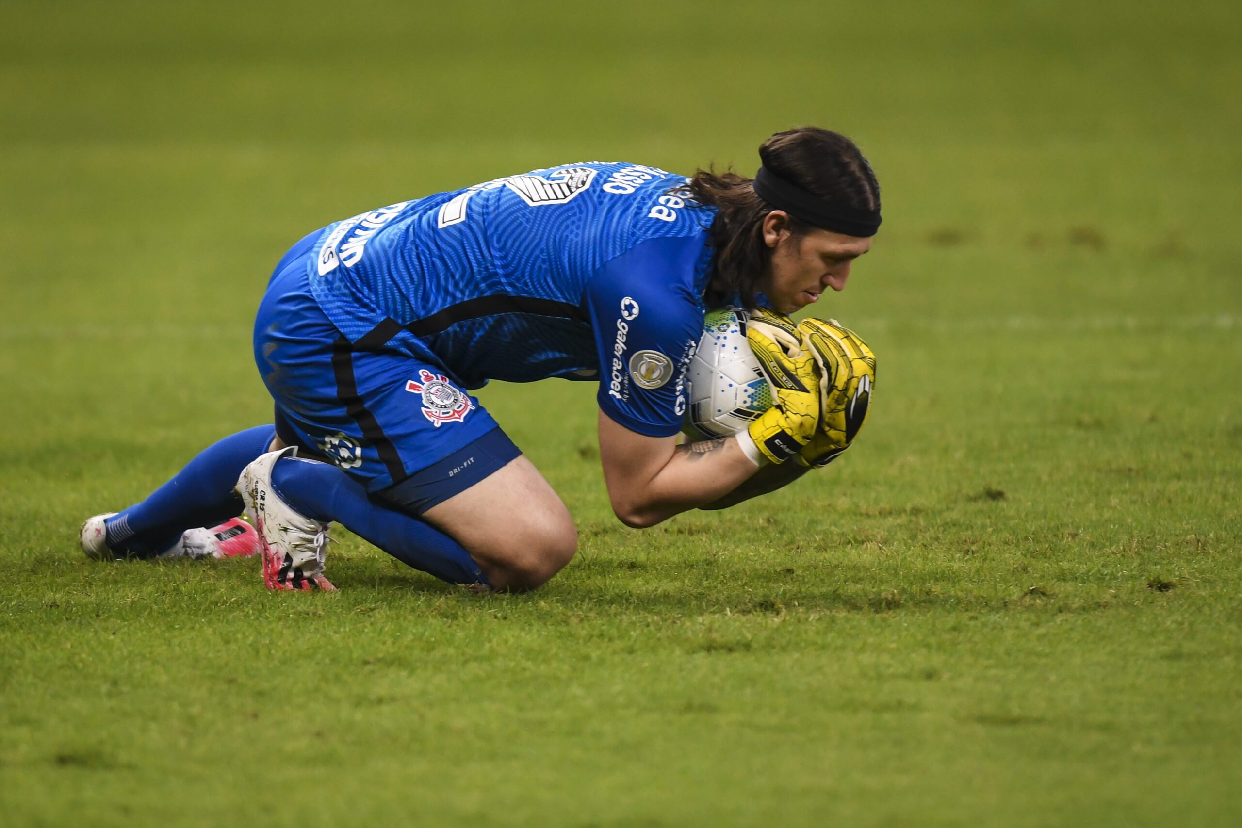 Cássio agarrando bola durante jogo - Getty Images