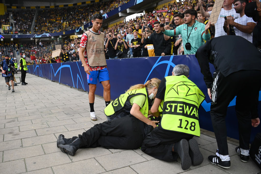 Cristiano Ronaldo, do Manchester United, ajuda mulher na Champions League - GettyImages