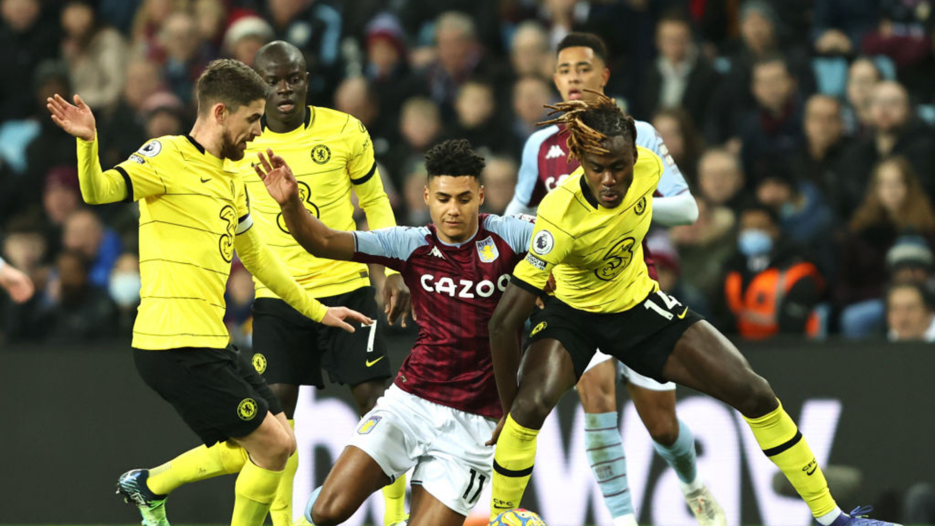 Jogadores de Chelsea e Aston Villa na partida da Premier League - GettyImages