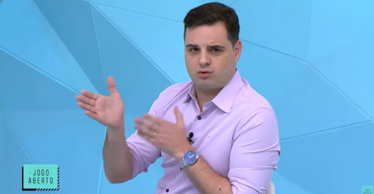 Chico Garcia, comentarista durante a transmissão do programa "Jogo Aberto" - Transmissão TV Bandeirantes