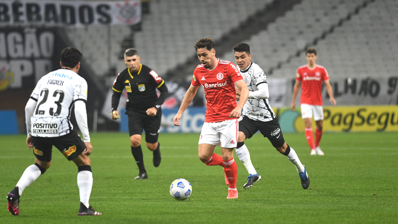 Jogadores de Corinthians e Internacional em campo na partida válida pelo Brasileirão - Ricardo Duarte/Internacional/Fotos Públicas