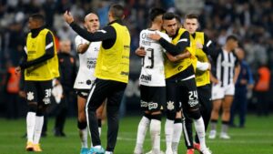 Jogadores do Corinthians se cumprimentando em campo - GettyImages
