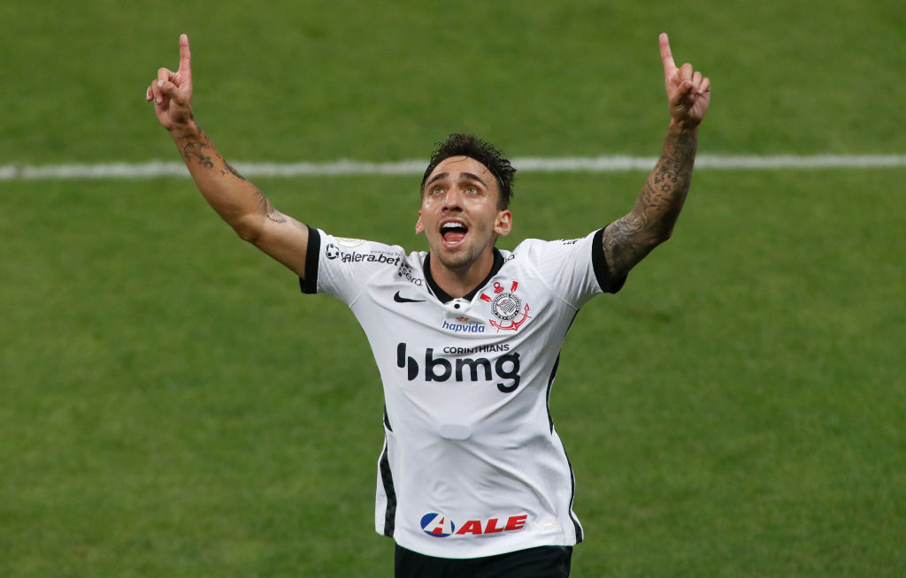 Gustavo Mosquito, jogador do Corinthians, em campo com a camisa do clube e comemorando - GettyImages