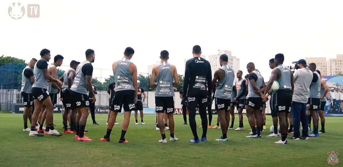 Corinthians tem surto de covid-19 O Corinthians confirmou na manhã desta quarta-feira, 27, que está passando por um surto de covid-19. De acordo com os resultados do exames mais recentes, dez atletas testaram positivo para a doença.  O fato de todos serem - Transmissão Corinthians TV