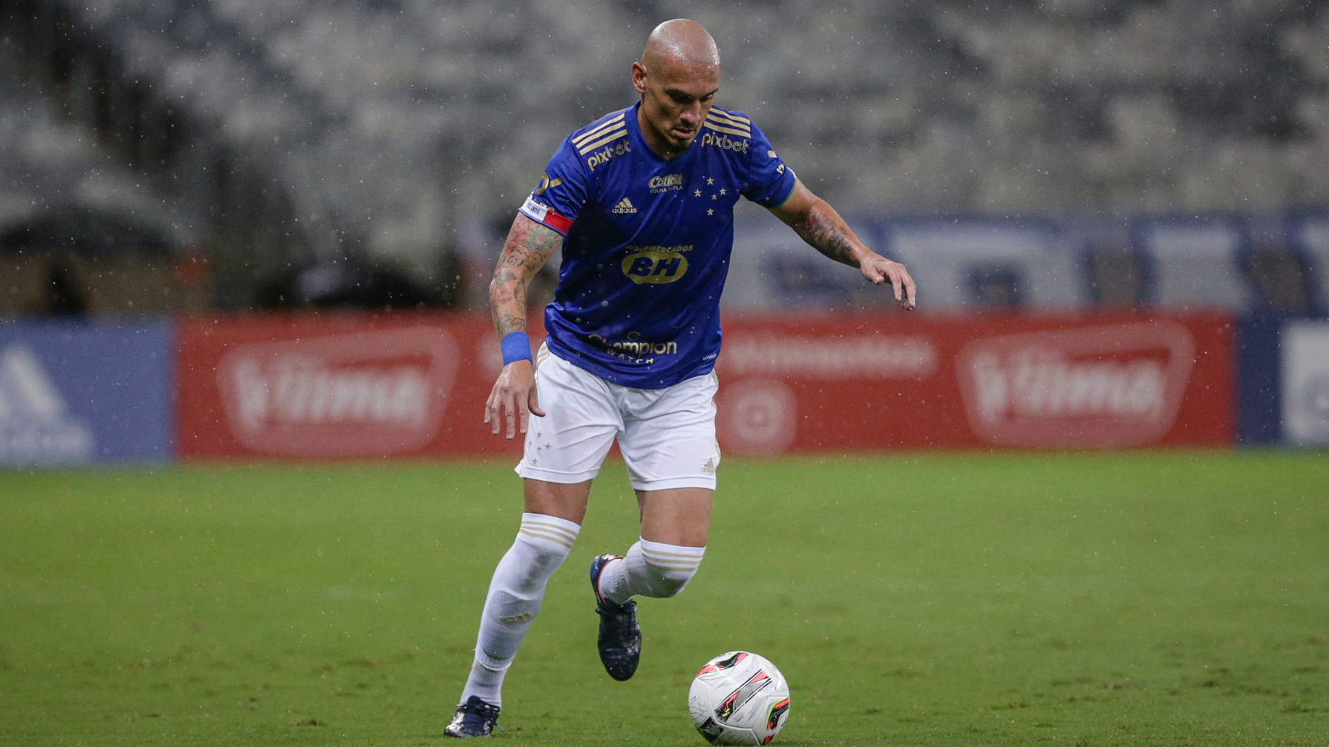Maicon está negociando um novo contrato com o Cruzeiro; Santos tinha interesse - Gustavo Aleixo/Cruzeiro