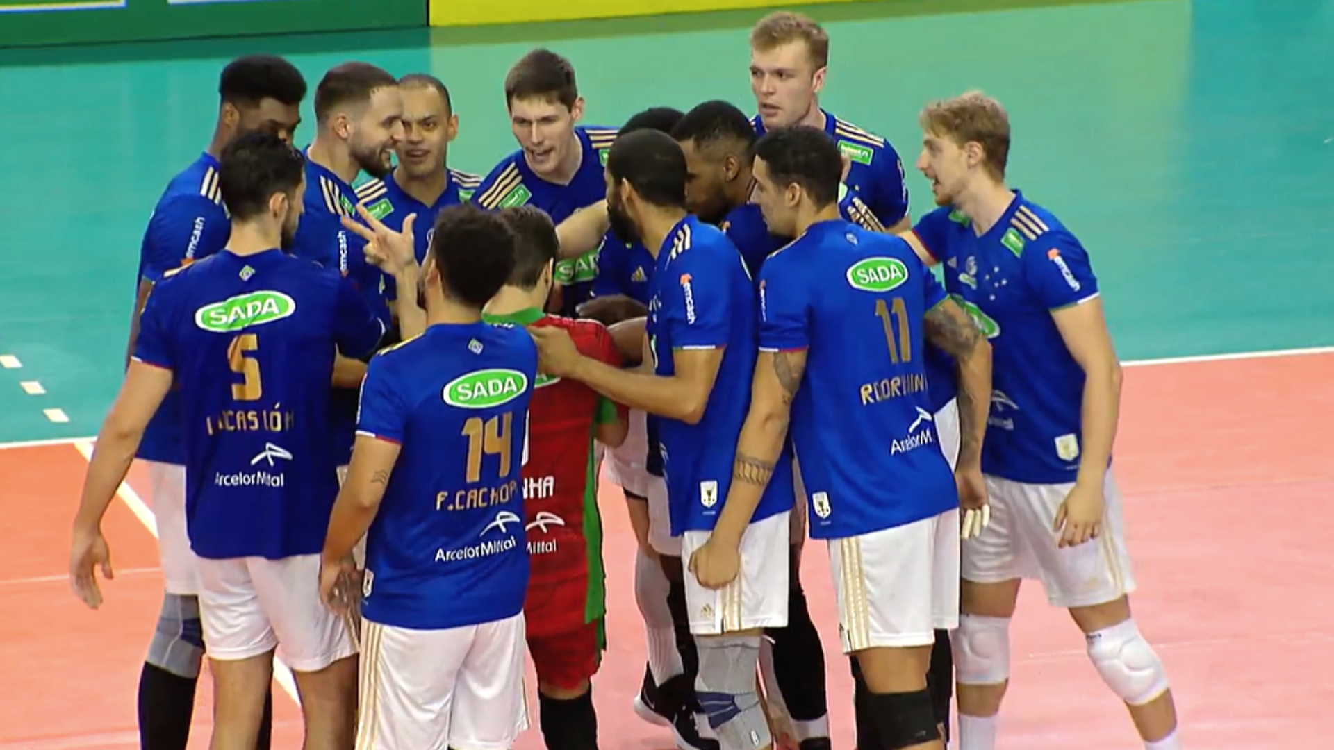 Jogadores do Cruzeiro comemorando o ponto diante do São José na Superliga Masculina - Transmissão SporTV