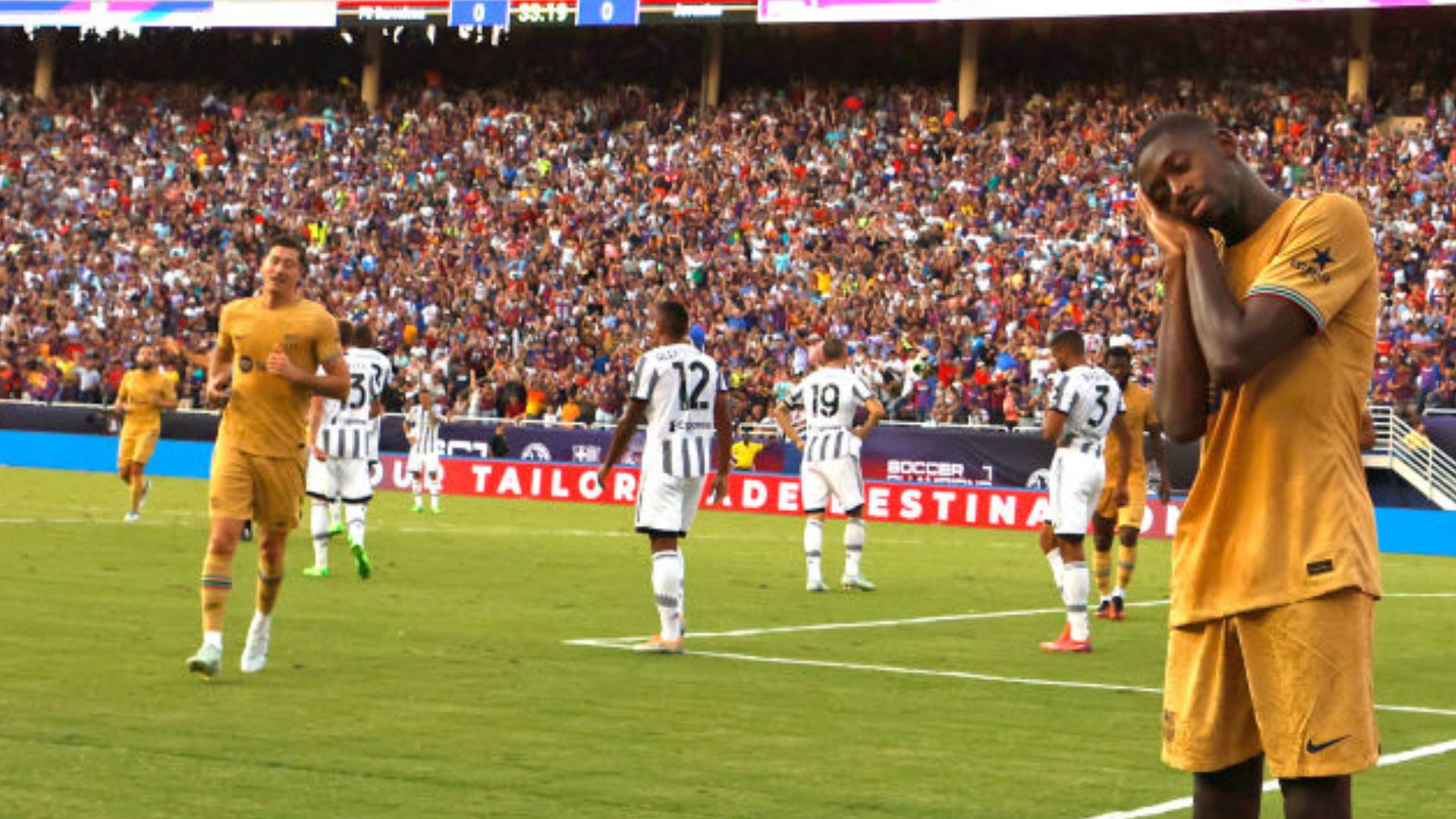 Dembelé comemorando o gol do Barcelona da mesma forma de Curry - GettyImages