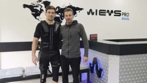 Demian, com o colete, ao lado de Xavier Iglesias - Divulgação