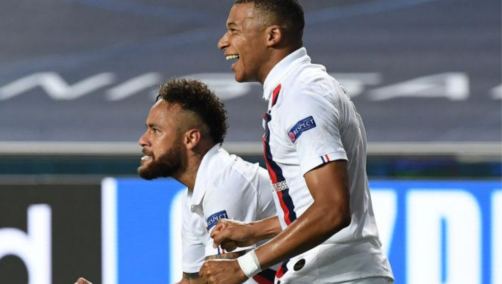 Neymar e Mbappé comemorando classificação do PSG - GettyImages