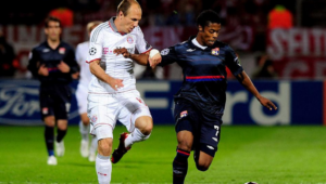 Robben e Michel Bastos em ação - GettyImages