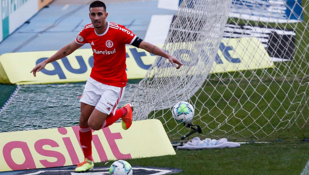 Thiago Galhardo em ação com a camisa do Internacional - GettyImages