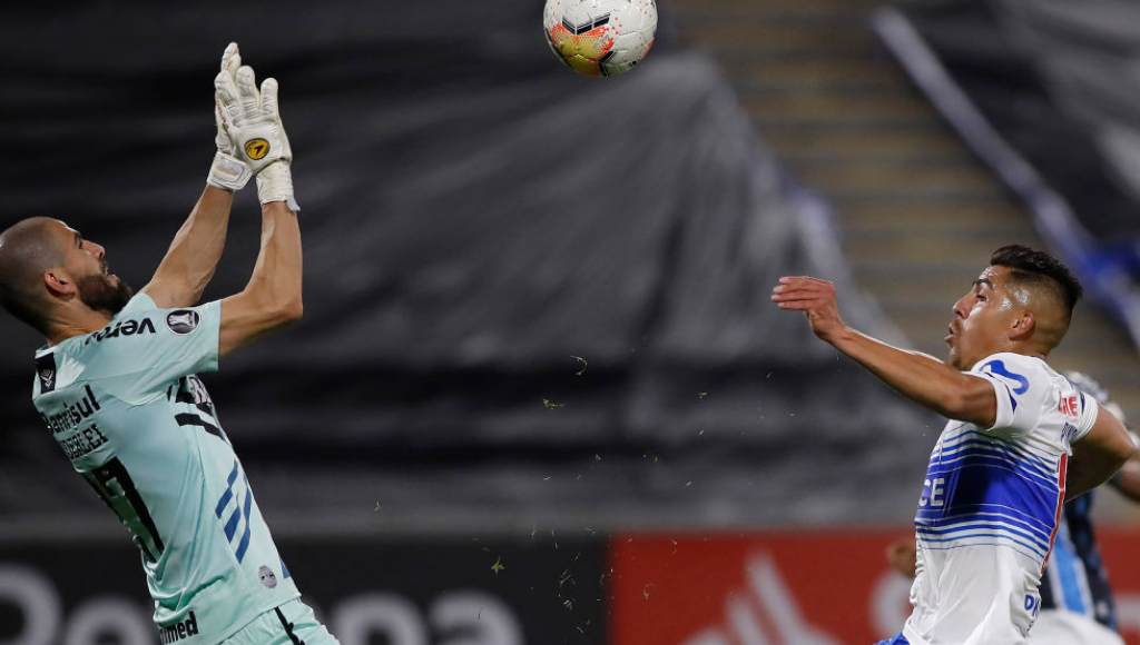 Atacante do Universidad Católica em ação contra o Grêmio - GettyImages