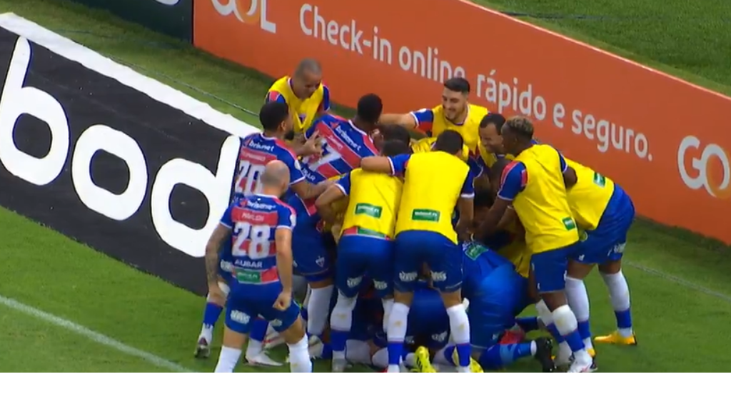 Jogadores do Fortaleza comemorando gol - Transmissão Premiere FC