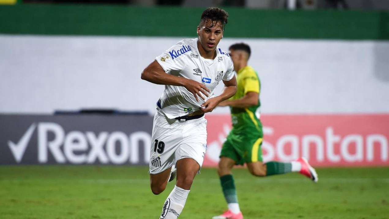 Após gol anulado do Santos contra o Internacional, Kaio Jorge lamente e cobra reação do elenco - GettyImages
