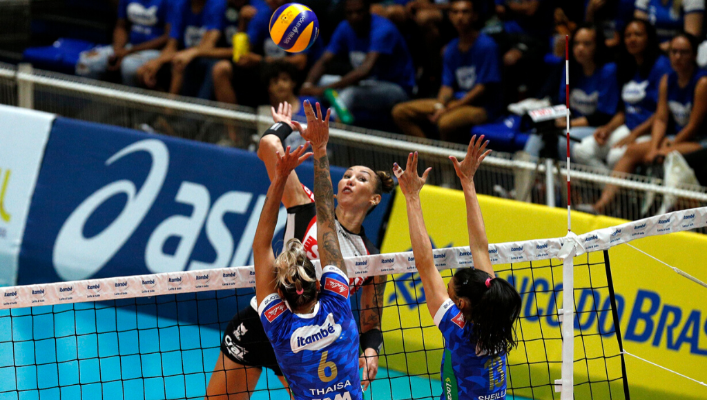 Tifanny Abreu em ação - Crédito:Orlando Bento/MTC