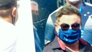Ex-presidente do Cruzeiro é hostilizado ao comparecer em votação no ginásio do clube - Transmissão TV Globo
