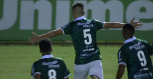 Gabriel Tonini comemorando o gol que garantiu a vitória à Caldense - Transmissão Premiere FC