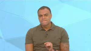 Denílson cumpre promessa e fica de sunga durante programa ao vivo - Transmissão TV Bandeirantes