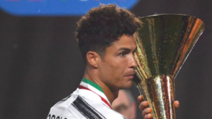 No jogo da entrega da taça, Juventus perde para a Roma por 3 a 1 na despedida do Campeonato Italiano - GettyImages