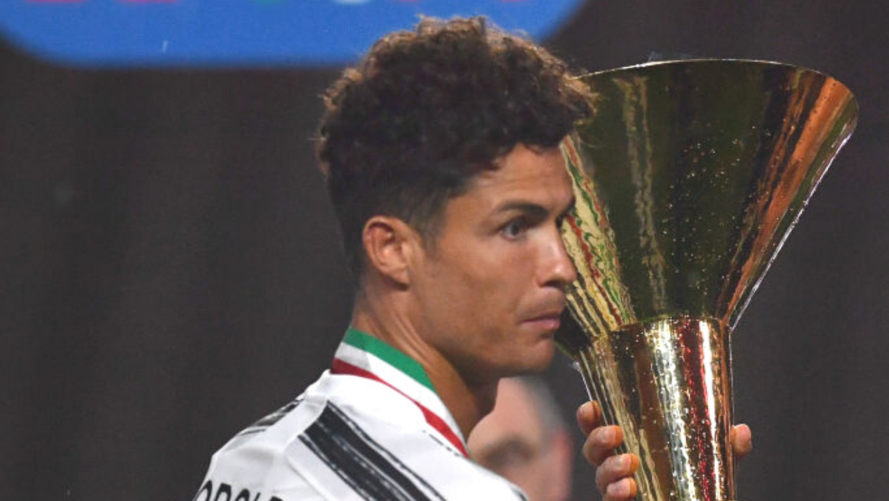 No jogo da entrega da taça, Juventus perde para a Roma por 3 a 1 na despedida do Campeonato Italiano - GettyImages