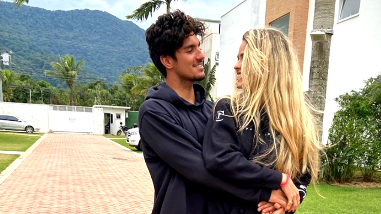 Gabriel Medina aparece em vídeo usando camiseta da namorada, que se encanta com o look do surfista - Instagram
