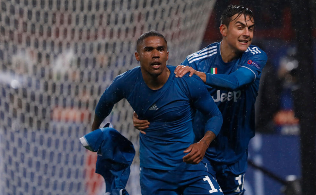 Douglas Costa sofre lesão e desfalca a Juventus pelo mata-mata da Champions League - GettyImages