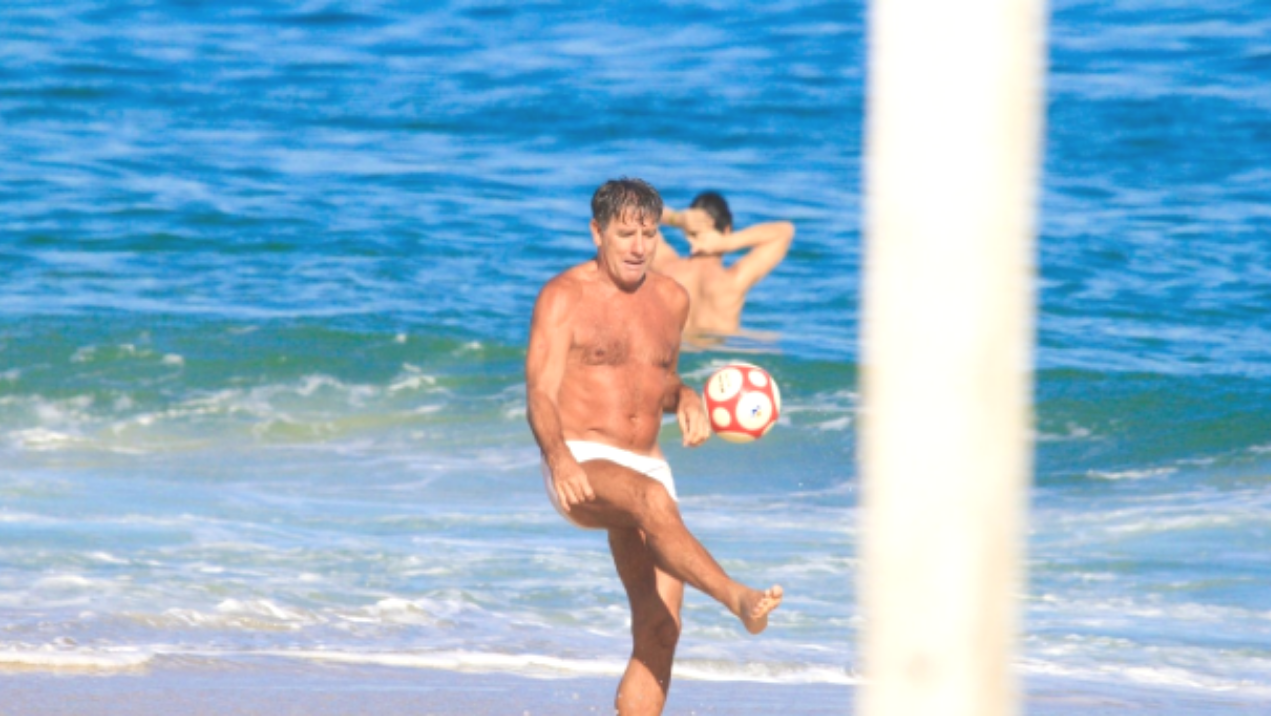 Renato Gaúcho se defende depois de quebrar a quarentena e ser flagrado na praia com amigos - AgNews / J C Pereira