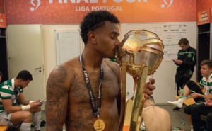 Jogador do Sporting tem calção puxado em partida e fica com a genitália a mostra - Instagram