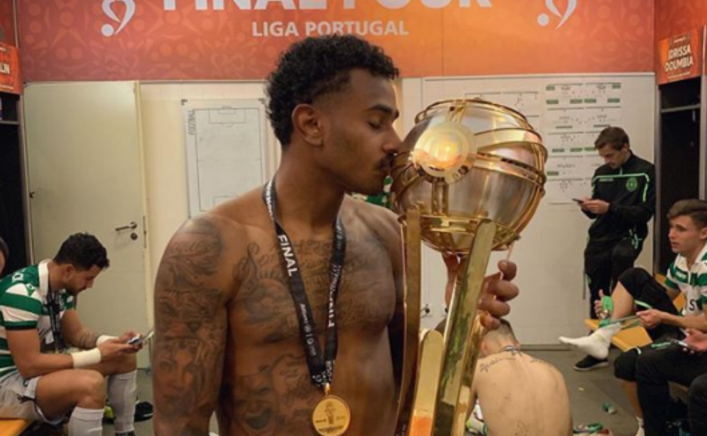Jogador do Sporting tem calção puxado em partida e fica com a genitália a mostra - Instagram