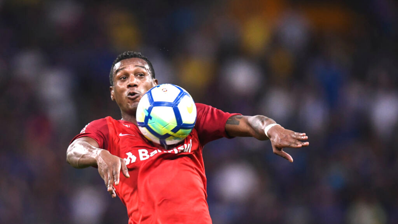 Arrependido, Edenílson comenta sobre briga no último Gre-Nal - GettyImages