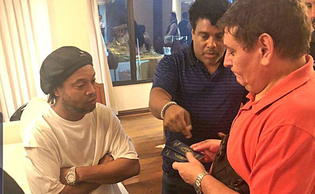 Em casa de empresária, Ministério Público encontra lote de bolas estampadas com rosto de Ronaldinho - Divulgação/ Fiscália Paraguay