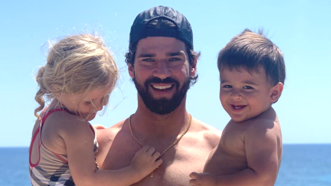 Alisson Becker surpreende seguidores ao mostrar filhos vestidos com camisas personalizadas do Internacional - Reprodução/Instagram