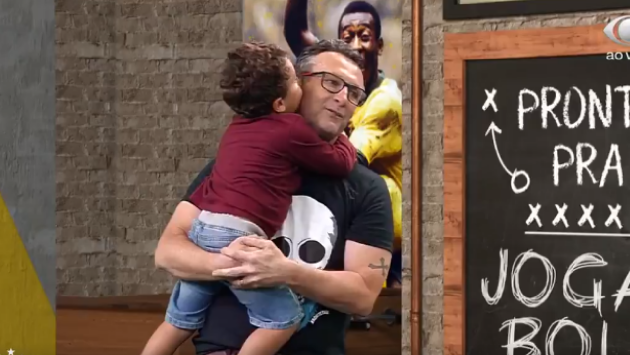 Filho do apresentador Neto invade estúdio e rouba a cena com declaração de amor - Transmissão TV Bandeirantes