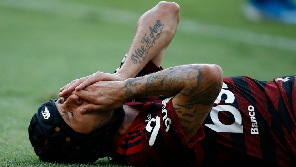 Rafinha sofreu um entorse no tornozelo na última partida do Flamengo - GettyImages