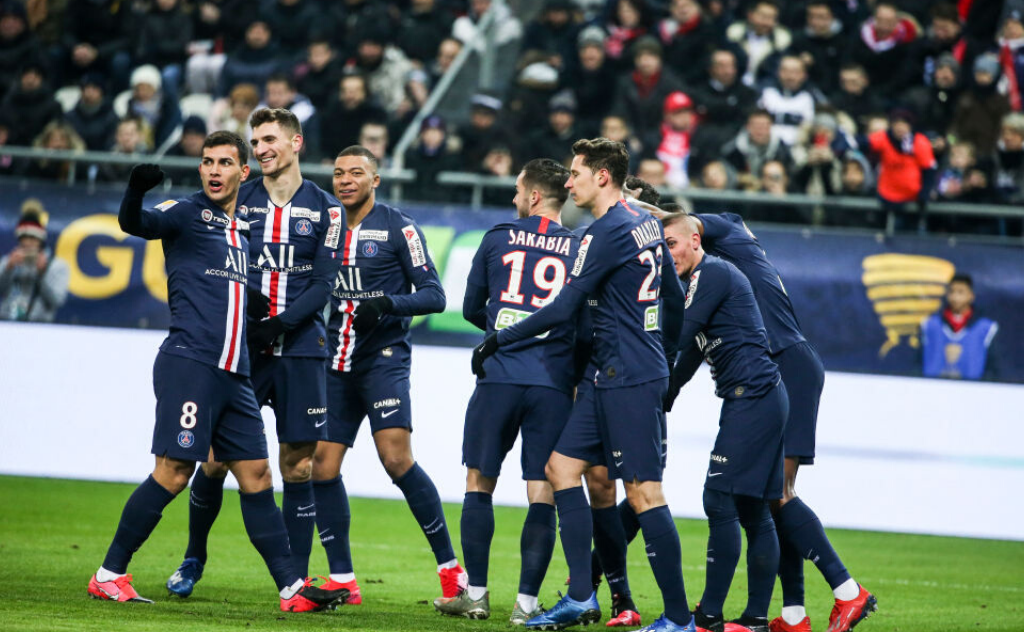 Jogadores do PSG comemorando gol - GettyImages