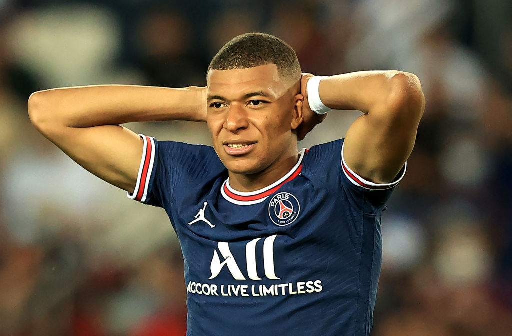 Mbappé, jogador do PSG e desejo do Real Madrid, com as mãos na cabeça - GettyImages