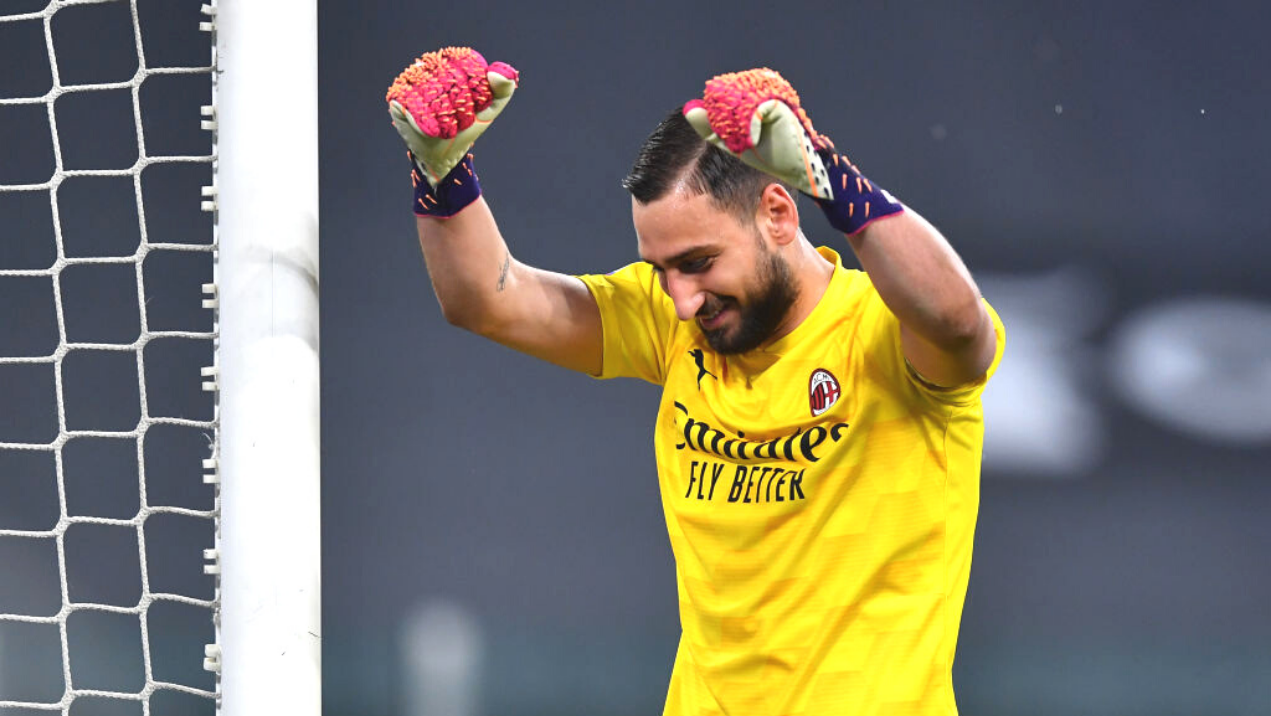 Donnarumma comemorando com a camisa do Milan - GettyImages