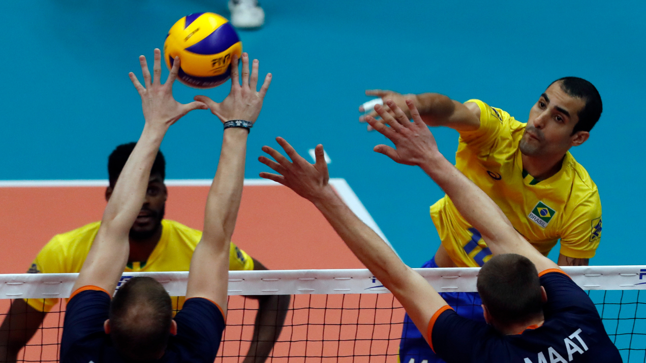 Douglas Souza testa resistência da cama de papelão e brinca: “Ainda bem que não quebrou” - FIVB/ Fotos Públicas