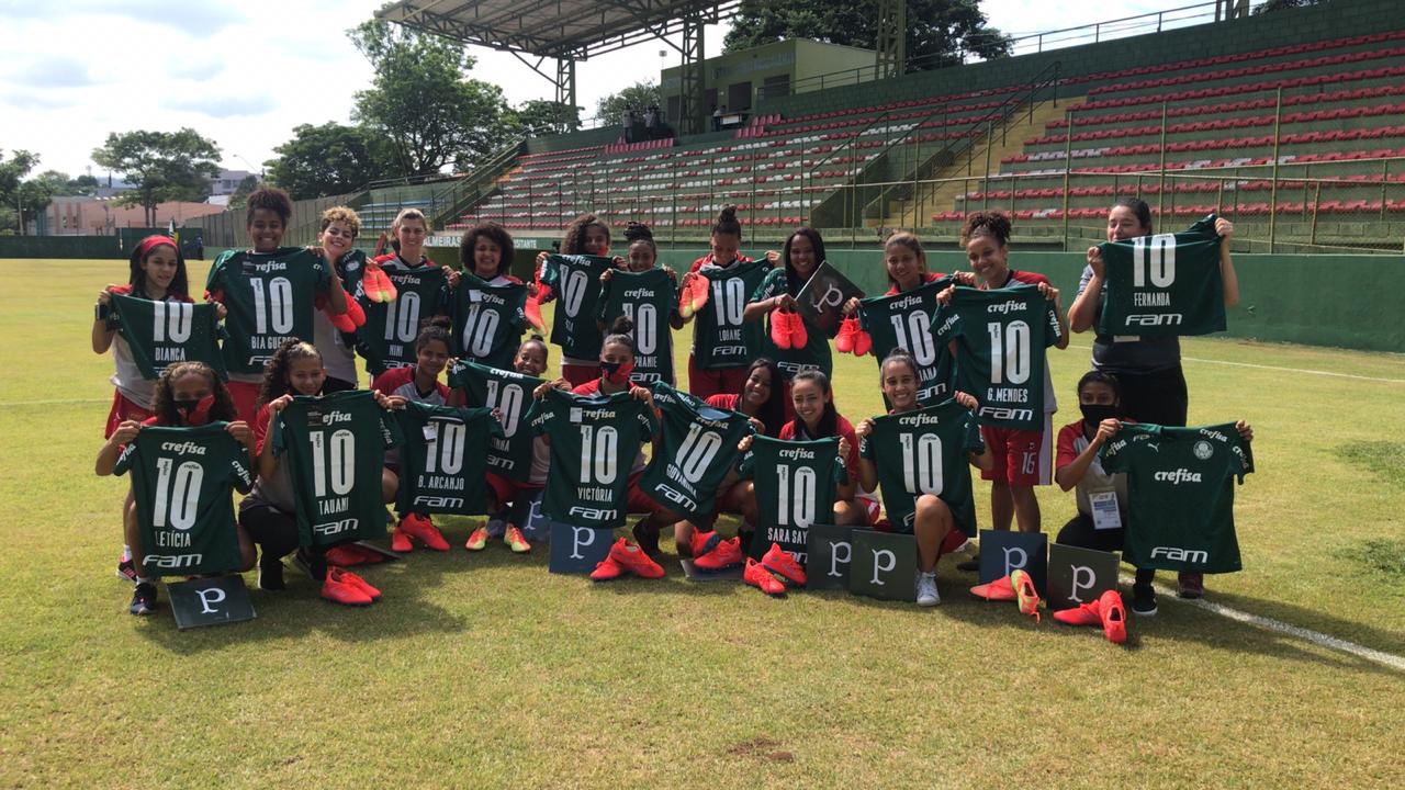 Palmeiras doa chuteiras para time do Taboão da Serra - Divulgação / Palmeiras