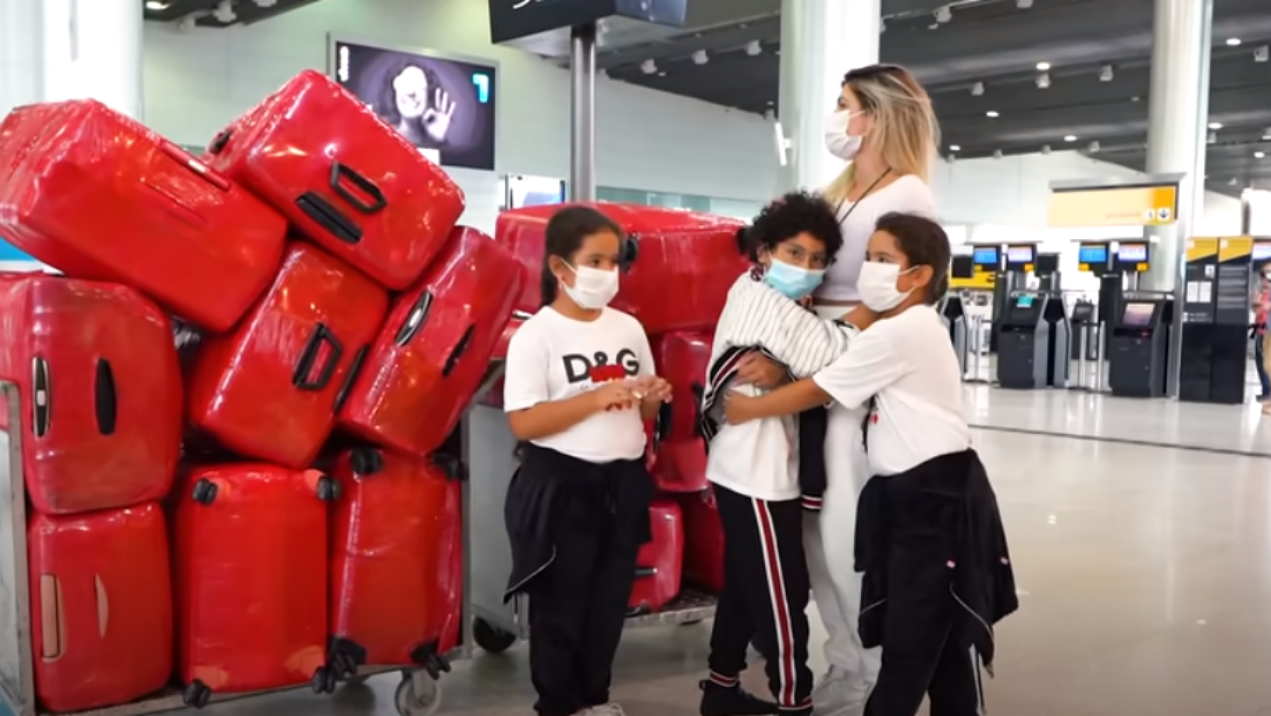 Esposa de Dentinho sendo barrada no aeroporto - Transmissão Youtube /  Dani Souza