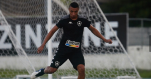 Zagueiro Ewerton em treino do Botafogo - Vítor Silva/Botafogo