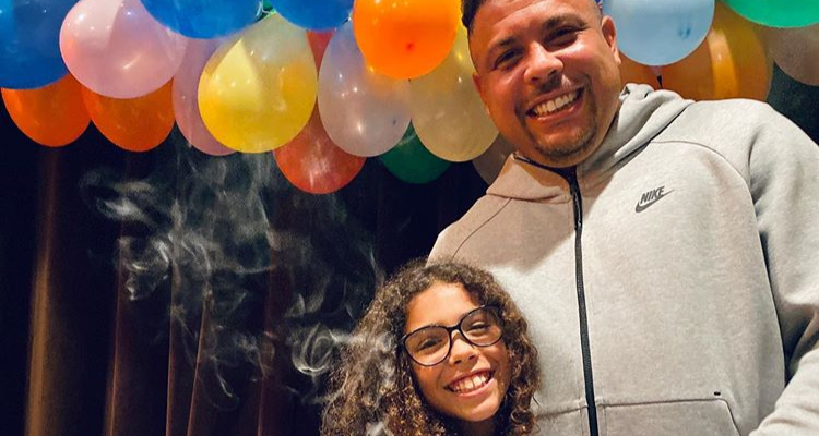 Filha de Ronaldo posta foto usando camisa 9 - Transmissão Instagram