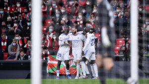Jogadores do Real Madrid se abraçando em campo - GettyImages