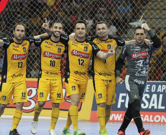 Jogadores do Sorocaba pegam carona com caminhoneiro para chegar ao treino - reprodução/ Twitter MagnusFutsal