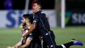 Flamengo monitora situação de volante rival - GettyImages
