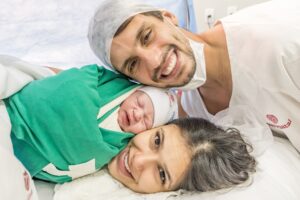 Nasce primeiro filho do zagueiro do Flamengo, Rodrigo Caio - Thais Galardi