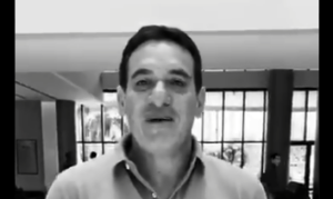 Usando verde, Gamarra aparece em preto e branco em vídeo do Corinthians - Twitter