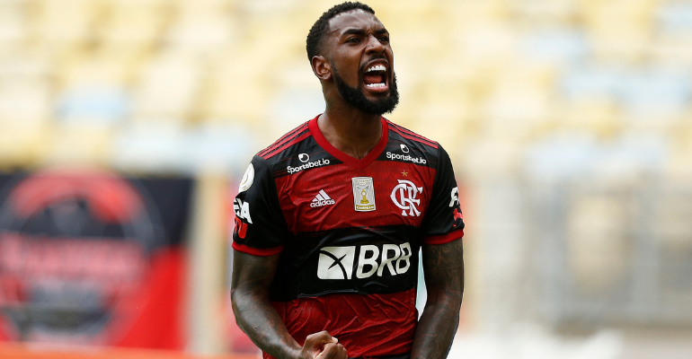 Gerson com a camisa do Flamengo comemorando em campo - GettyImages